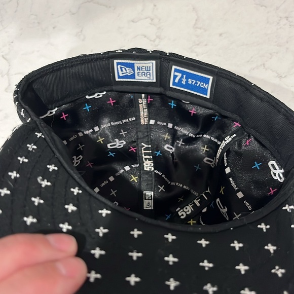 59FIFTY Black New Era 7.25 fitted flat bill hat - Picture 6 of 8